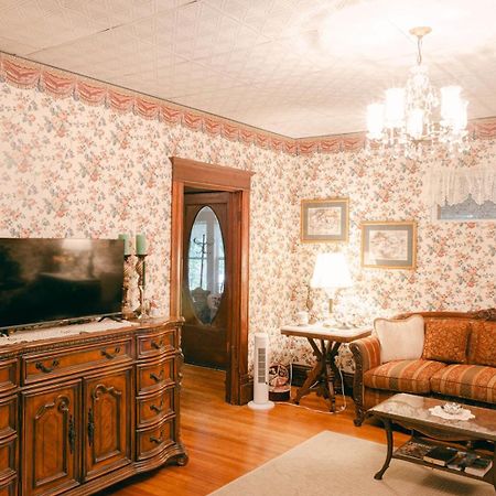 The Wolf Manor Bed & Breakfast Ellinwood Exterior photo