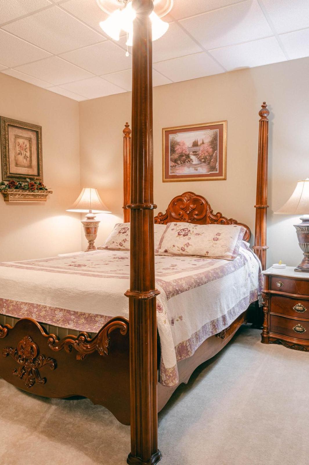 The Wolf Manor Bed & Breakfast Ellinwood Exterior photo