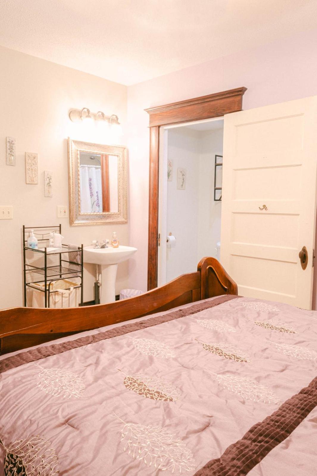 The Wolf Manor Bed & Breakfast Ellinwood Exterior photo