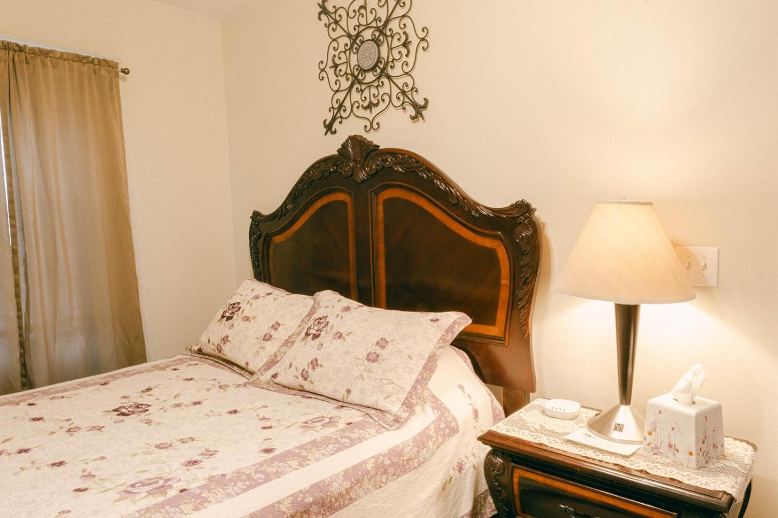 The Wolf Manor Bed & Breakfast Ellinwood Exterior photo