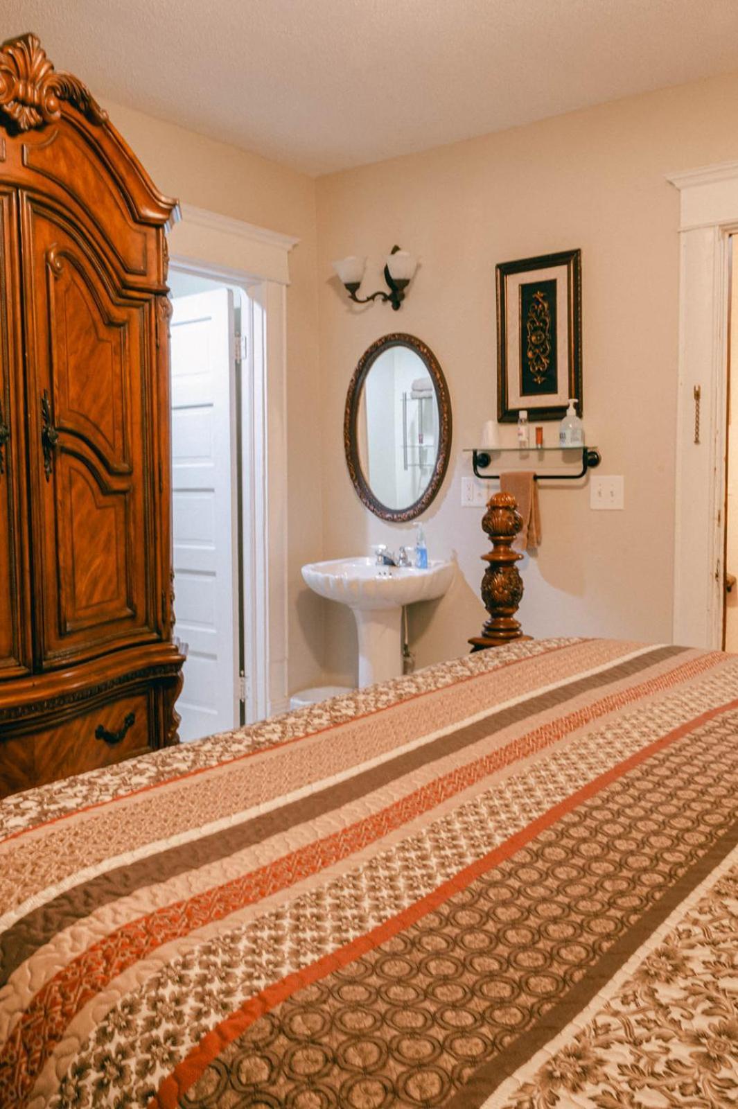 The Wolf Manor Bed & Breakfast Ellinwood Exterior photo