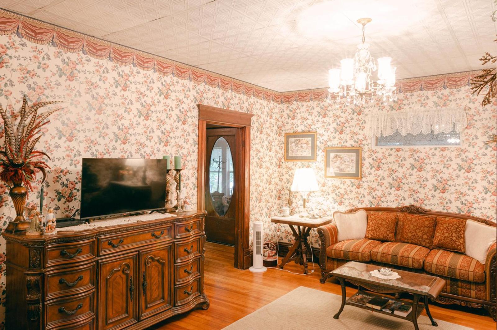 The Wolf Manor Bed & Breakfast Ellinwood Exterior photo