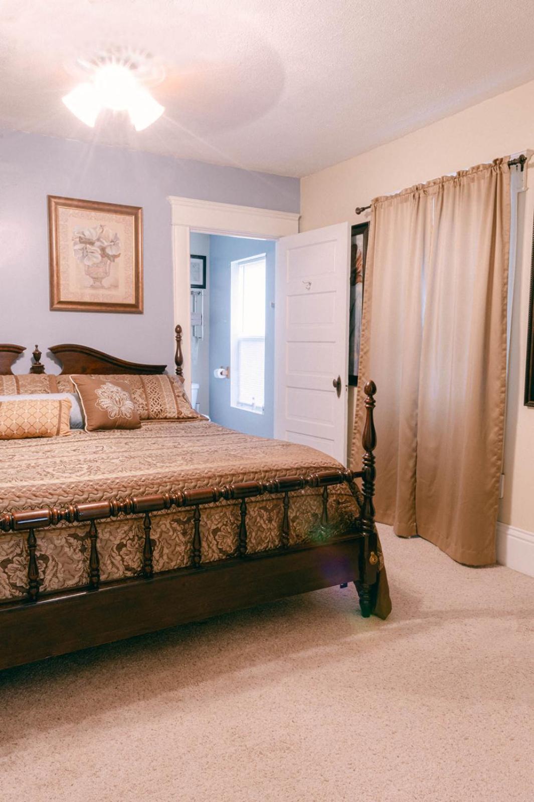The Wolf Manor Bed & Breakfast Ellinwood Exterior photo