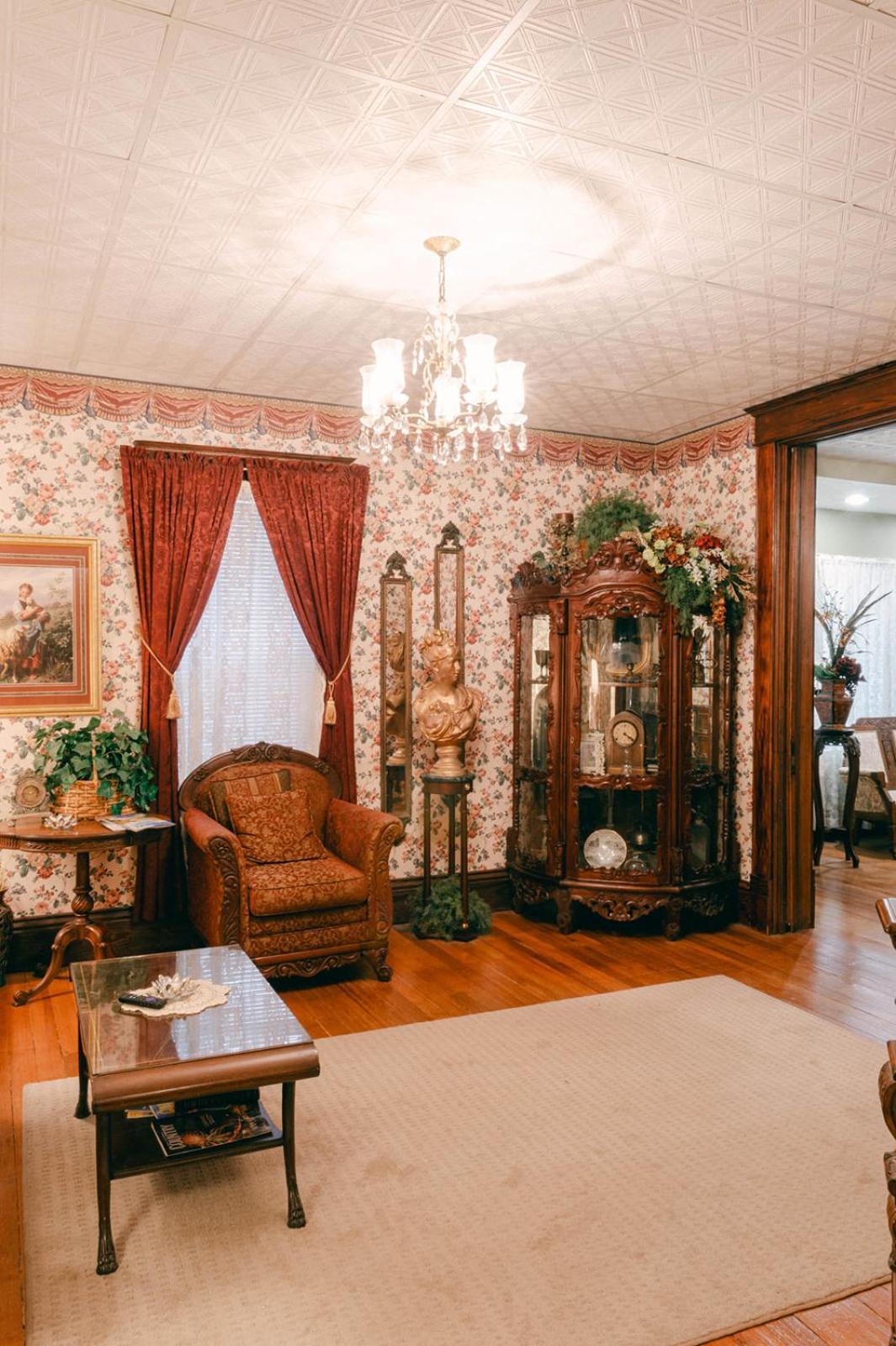 The Wolf Manor Bed & Breakfast Ellinwood Exterior photo