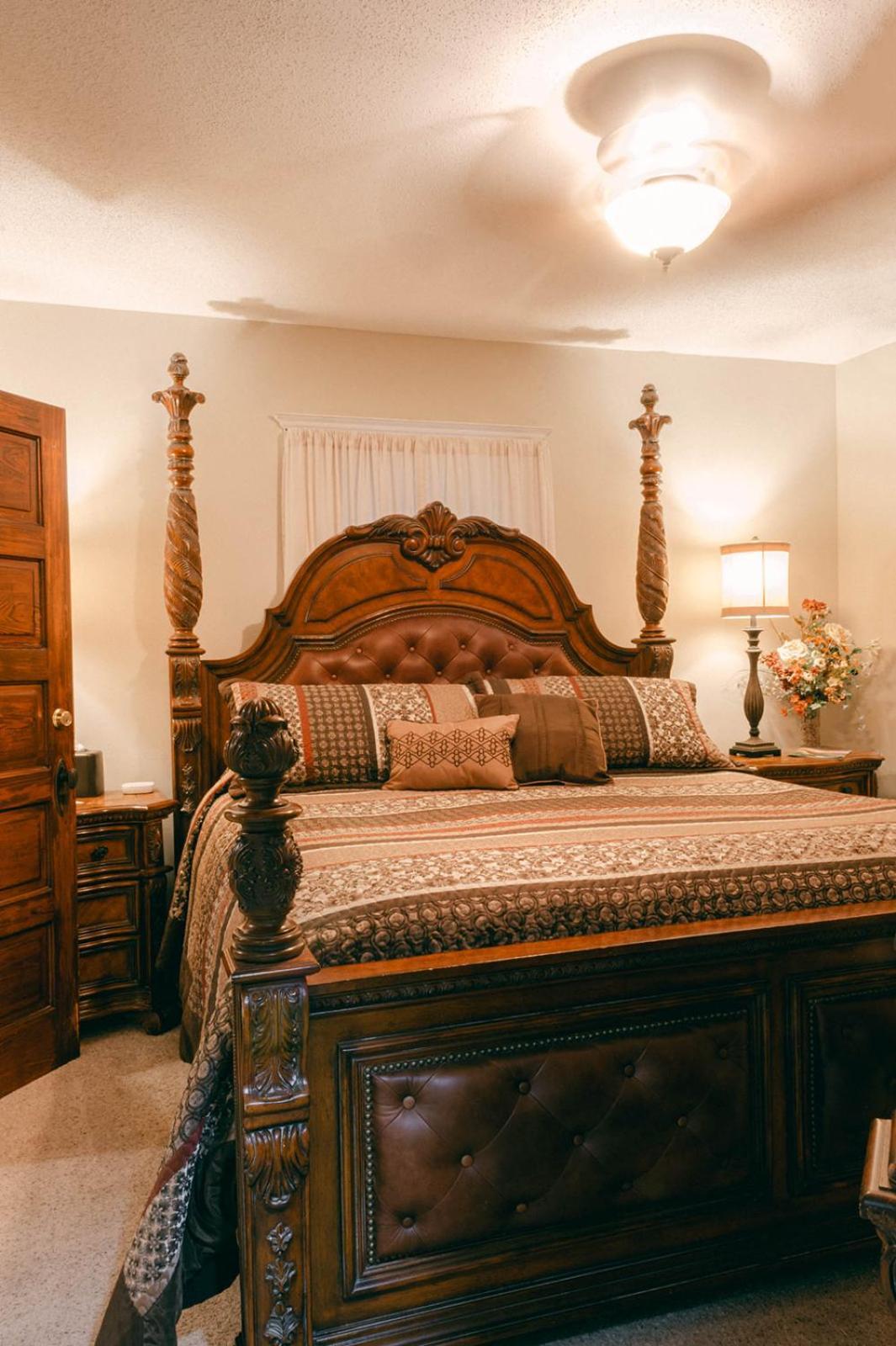 The Wolf Manor Bed & Breakfast Ellinwood Exterior photo