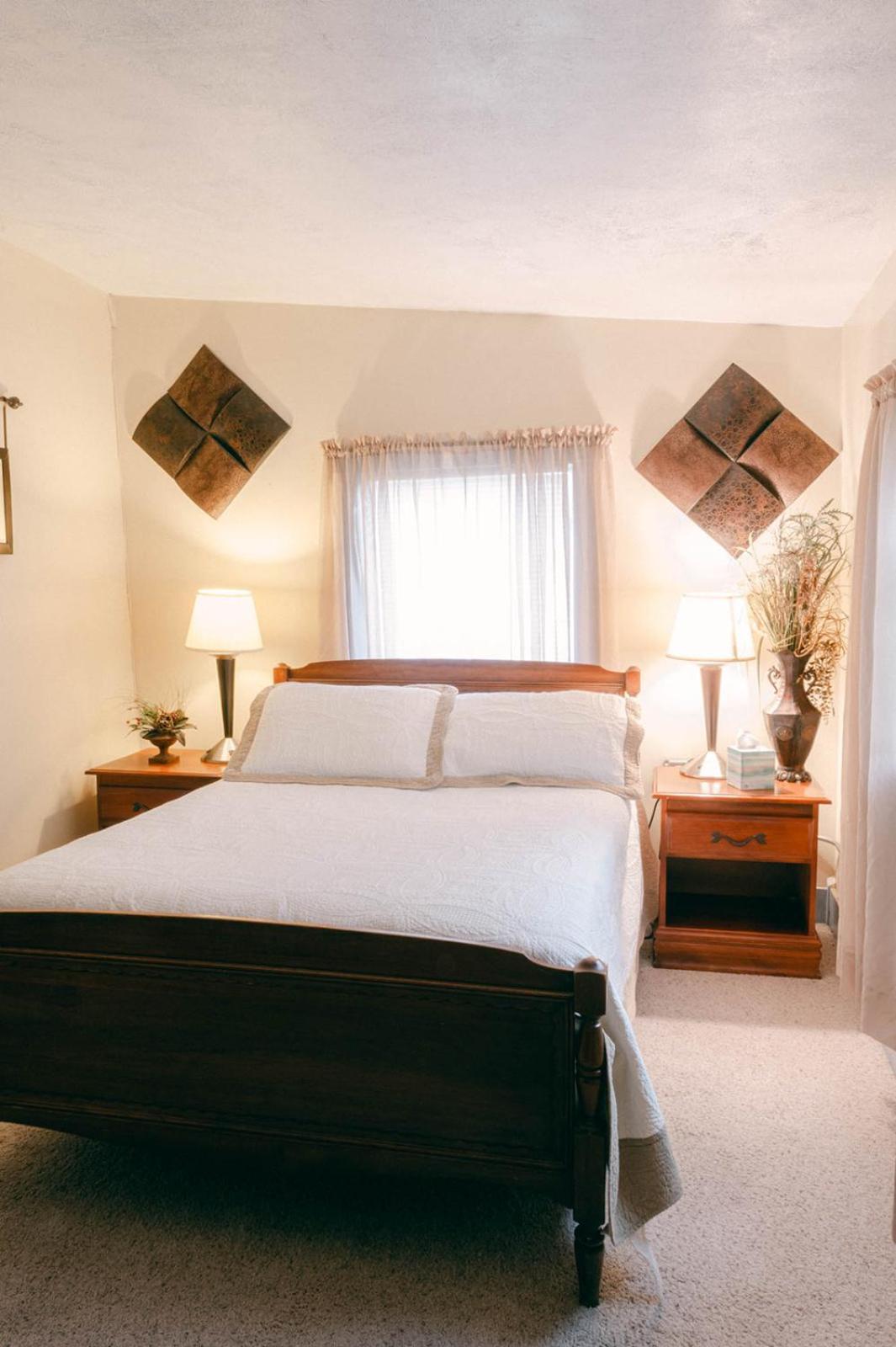 The Wolf Manor Bed & Breakfast Ellinwood Exterior photo