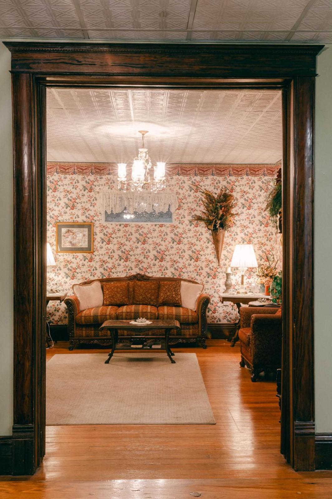 The Wolf Manor Bed & Breakfast Ellinwood Exterior photo