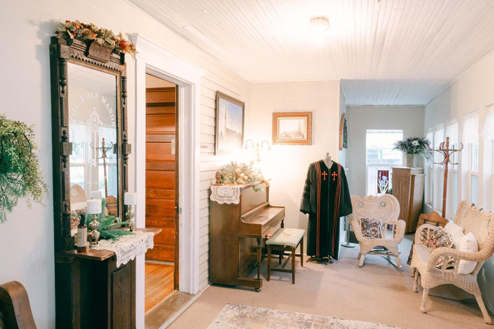 The Wolf Manor Bed & Breakfast Ellinwood Exterior photo